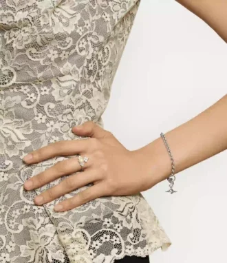 グレース バスレリーフ スタッドイヤリング